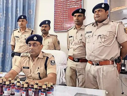 कोरेक्स कफ सिरप की तस्करी पकड़ी, सिरप से भरी कार छोड़ भागे तस्कर