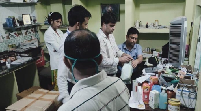 अवैध क्लीनिक पर रेड, दो लाख की दवाइयां जब्त