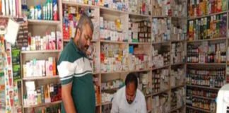 ड्रग इंस्पेक्टर ने दवा दुकानों पर की रेड, सैंपल लिए