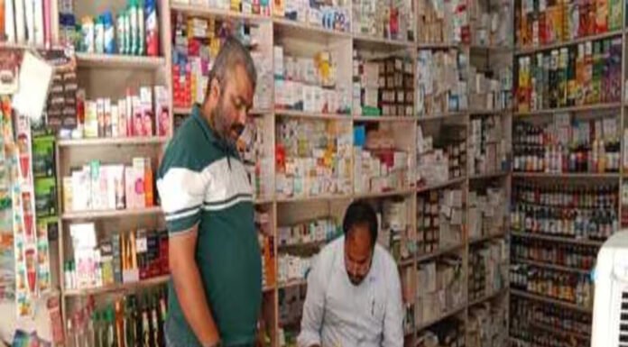 ड्रग इंस्पेक्टर ने दवा दुकानों पर की रेड, सैंपल लिए