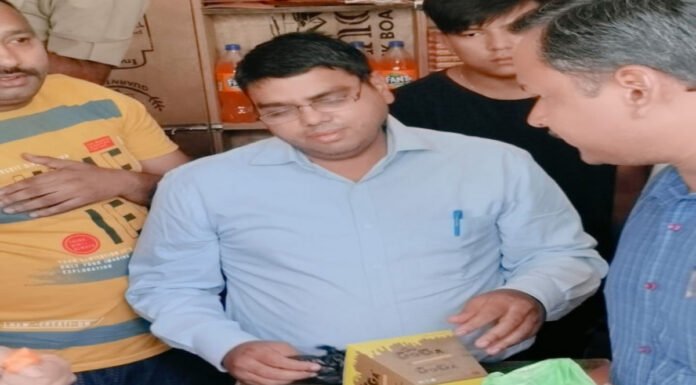 कोल्ड ड्रिंक की दुकान पर बेची जा रही थी नशीली दवा, सैंपल जांच के लिए भेजे