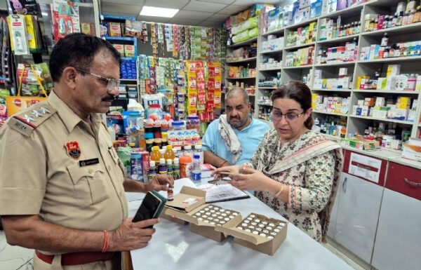 मेडिकल स्टोर संचालक की गाड़ी से एविल इंजेक्शन बरामद