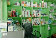 मेडिकल स्टोर पर रेड, दवाओं की बिक्री रोकी