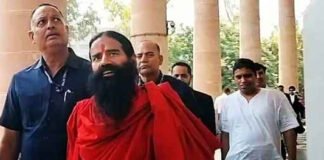 पतंजलि के बाबा रामदेव और आचार्य बालकृष्ण के खिलाफ एफआईआर