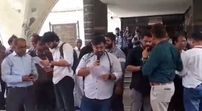 रेजिडेंट डॉक्टर्स मंगलवार को भी हड़ताल पर, रखी ये मांगें
