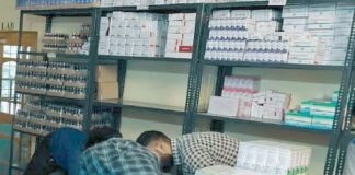 दवा बाजार में पुलिस की रेड, एक दवा व्यापारी को लाई थी साथ