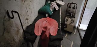 अवैध अस्पताल पर रेड, मेडिकल स्टोर भी मिला, एफआईआर कराई दर्ज