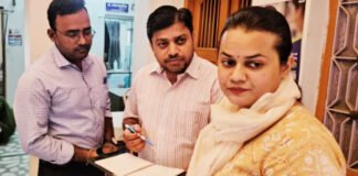 सरकारी अस्पताल के डॉक्टरों को निजी क्लीनिक पर इलाज करते पकड़ा