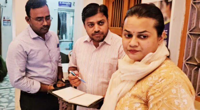 सरकारी अस्पताल के डॉक्टरों को निजी क्लीनिक पर इलाज करते पकड़ा