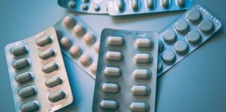 दवा दुकानों पर रेड के दौरान 800 नशीली टैबलेट मिलीं