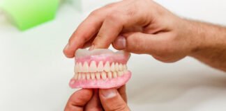 कृत्रिम दांत और डेंटल कैप बनाने वाली अवैध फैक्ट्री का भंडाफोड़