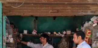अवैध मेडिकल स्टोर पर छापेमारी, लाखों रुपये की दवा बरामद की