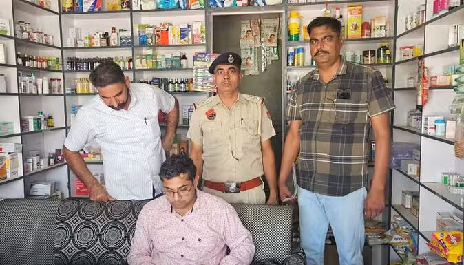 मेडिकल स्टोर पर रेड, प्रतिबंधित दवा मिलने पर किया सील