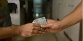 नर्सिंग अधिकारी से रिश्वत लेते डॉक्टर और फार्मासिस्ट को किया गिरफ्तार