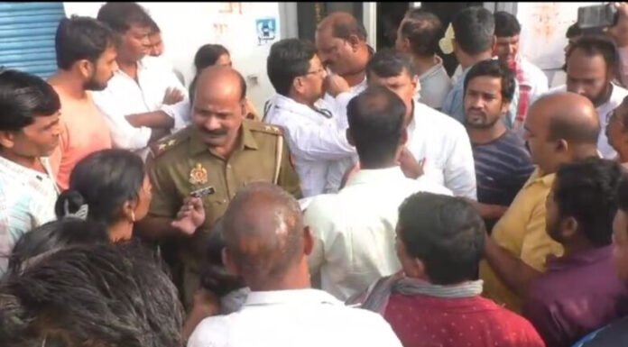प्रसव के बाद महिला की मौत, अस्पताल बंद कर डाक्टर फरार