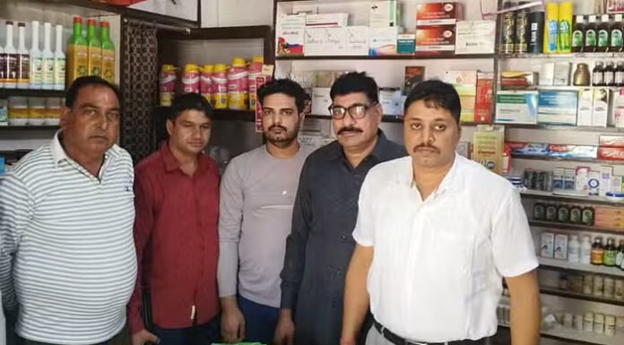 मेडिकल स्टोर पर रेड, प्रतिबंधित दवा मिलने पर स्टोर किया सील