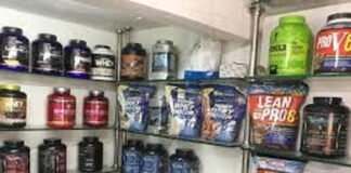 नकली हेल्थ सप्लीमेंट बनाने वाली फैक्ट्री का भंडाफोड़