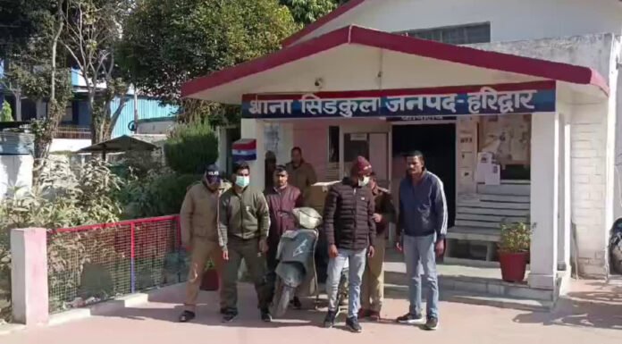 नशीले इंजेक्शन ले जा रहे स्कूटी सवार दो युवक दबोचे