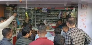 मेडिकल स्टोरों पर छापेमारी कर नशीली दवाएं की जब्त, दुकानें सील