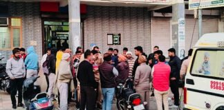 मरीज की मौत से गुस्साए परिजनों ने अस्पताल के बाहर काटा बवाल