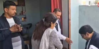 झोलाछाप डॉक्टर के क्लीनिक पर रेड कर दवाइयां की जब्त