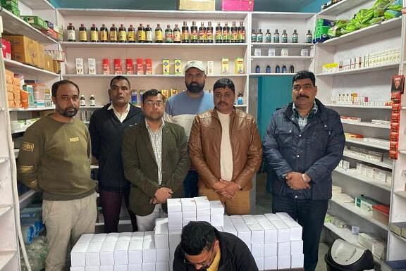 प्रतिबंधित कैप्सूल व गोलियों की कार से सप्लाई पकड़ी, मेडिकल स्टोर सील