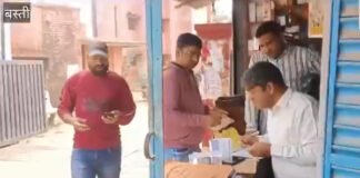दवा दुकानों पर छापेमारी के दौरान दवाइयां सील, कैमिस्ट फरार