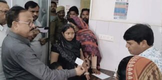 सरकारी अस्पताल में चार डॉक्टर बाहर की दवा लिखते पकड़े