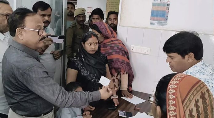 सरकारी अस्पताल में चार डॉक्टर बाहर की दवा लिखते पकड़े