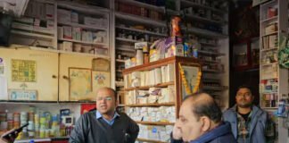 तीन मेडिकल स्टोर अनियमितताएं मिलने पर सील, दुकानदारों ने जताया विरोध
