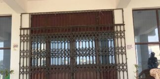 चिकित्सकों ने हड़ताल के दौरान अस्पताल पर जड़ा ताला