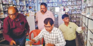 दवा दुकानों पर छापेमारी कर अवैध दवाओं की बिक्री रोकी