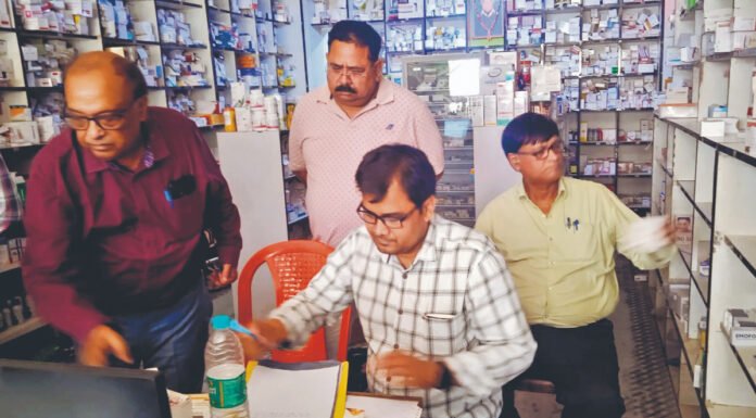 दवा दुकानों पर छापेमारी कर अवैध दवाओं की बिक्री रोकी