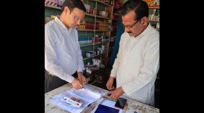 मेडिकल स्टोर बिना लाइसेंस के चलाने पर किया सील, सैंपल लिए