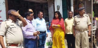 अवैध मेडिकल स्टोर पर छापेमारी कर चार लाख की दवाइयां जब्त