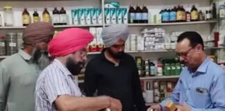 नकली देसी दवाइयों के क्लीनिक का भंडाफोड़, सील कर संचालक पर केस