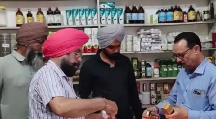 नकली देसी दवाइयों के क्लीनिक का भंडाफोड़, सील कर संचालक पर केस