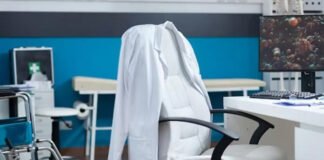 क्लीनिक पर रेड कर मिर्गी रोग की प्रतिबंधित दवाइयां सील