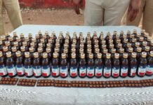 कफ सिरप की ऑटो से तस्करी पकड़ी, दो गिरफ्तार