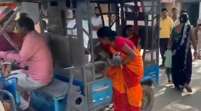 अस्पताल परिसर में ई-रिक्शा पर दिया महिला ने नवजात को जन्म