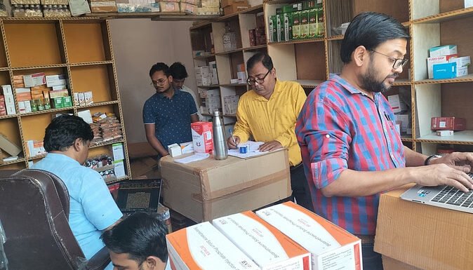 लाइसेंस के बगैर चलता मिला मेडिकल स्टोर, 15 लाख की दवाइयां सीज