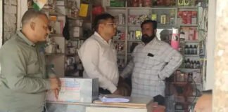 मेडिकल स्टोर पर छापेमारी कर कई दवाओं के सैंपल लिए