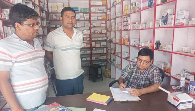 मेडिकल स्टोर्स पर रेड कर 14 दवाओं की बिक्री पर लगाई रोक