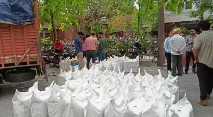 फार्मा कंपनी पर छापेमारी कर नशीला पाउडर और कफ सिरप जब्त