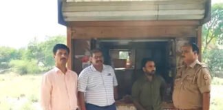 अवैध मेडिकल स्टोर पर रेड कर दवाइयां की सीज