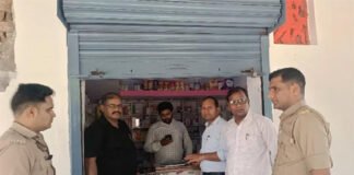मेडिकल स्टोर पर रेड कर दो लाख की दवाएं सीज, सैंपल लिए