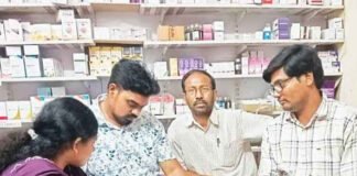 मेडिकल स्टोर पर रेड कर आयुर्वेदिक सिरप जब्त किया