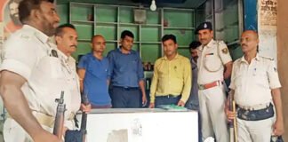 अवैध मेडिकल स्टोर पर छापेमारी कर दवाएं जब्त