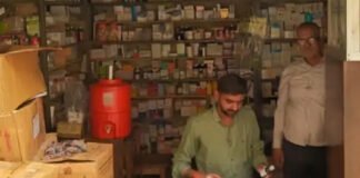मेडिकल स्टोर्स पर छापेमारी कर दवाओं की बिक्री रोकी