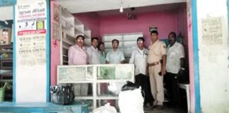 अवैध मेडिकल स्टोर में छापेमार कर दवाएं जब्त की
